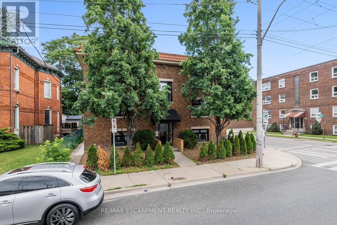 127 Victoria Ave S in Hamilton, ON - Building Photo