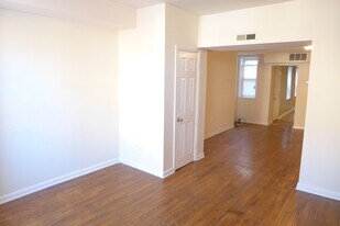 512 S Wolfe St in Baltimore, MD - Building Photo