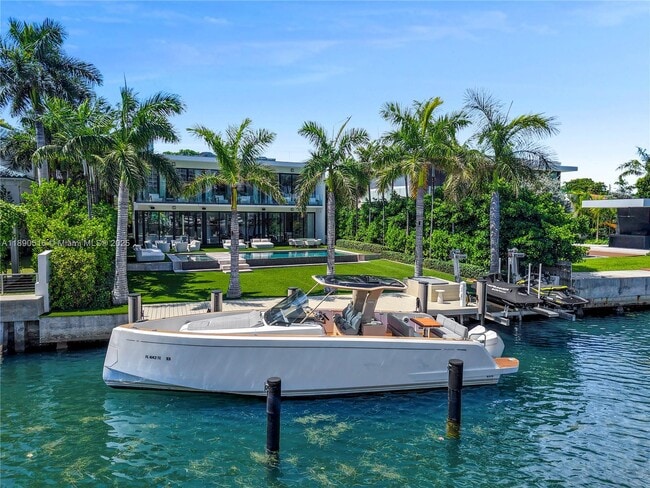 5501 Pine Tree Dr in Miami Beach, FL - Foto de edificio - Building Photo