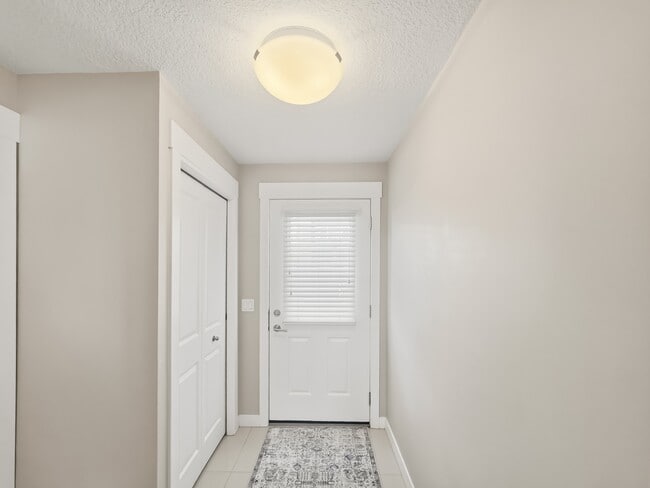 5305-5332 32 Ave SW in Calgary, AB - Building Photo - Building Photo