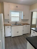 2200 E Grand River Ave in Lansing, MI - Building Photo