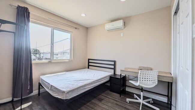 1299 W 37th Dr in Los Angeles, CA - Foto de edificio - Building Photo