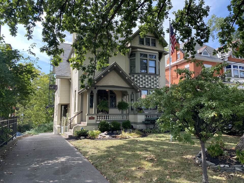 2641 Highland Ave, Unit 2 in Cincinnati, OH - Building Photo