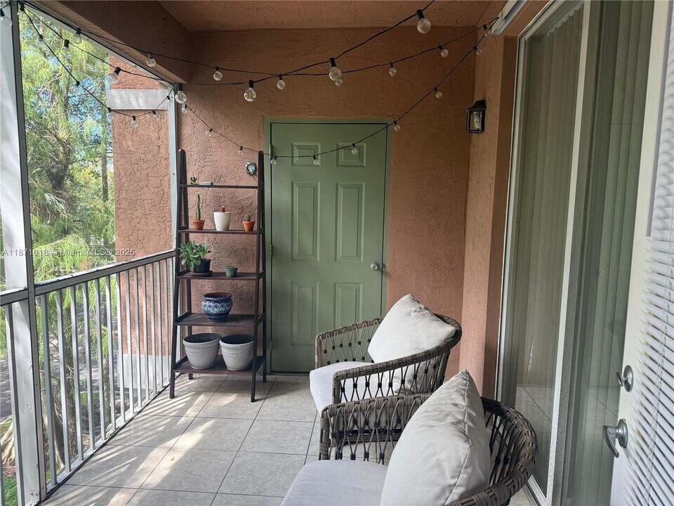 6876 W Sample Rd in Coral Springs, FL - Building Photo