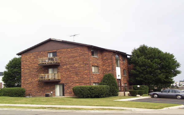 712 Inland Cor in Naperville, IL - Foto de edificio - Building Photo