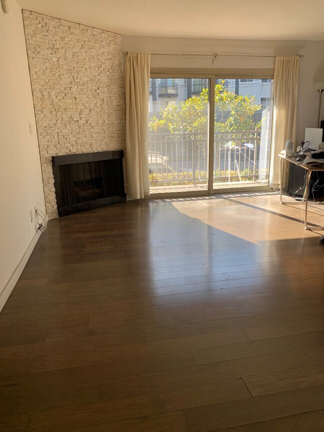 141 S Clark Dr, Unit 202 in West Hollywood, CA - Building Photo - Building Photo