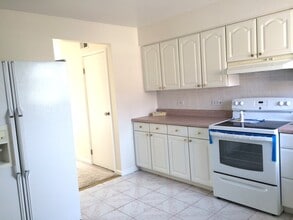 9461 Bay Colony Dr in Des Plaines, IL - Building Photo - Building Photo