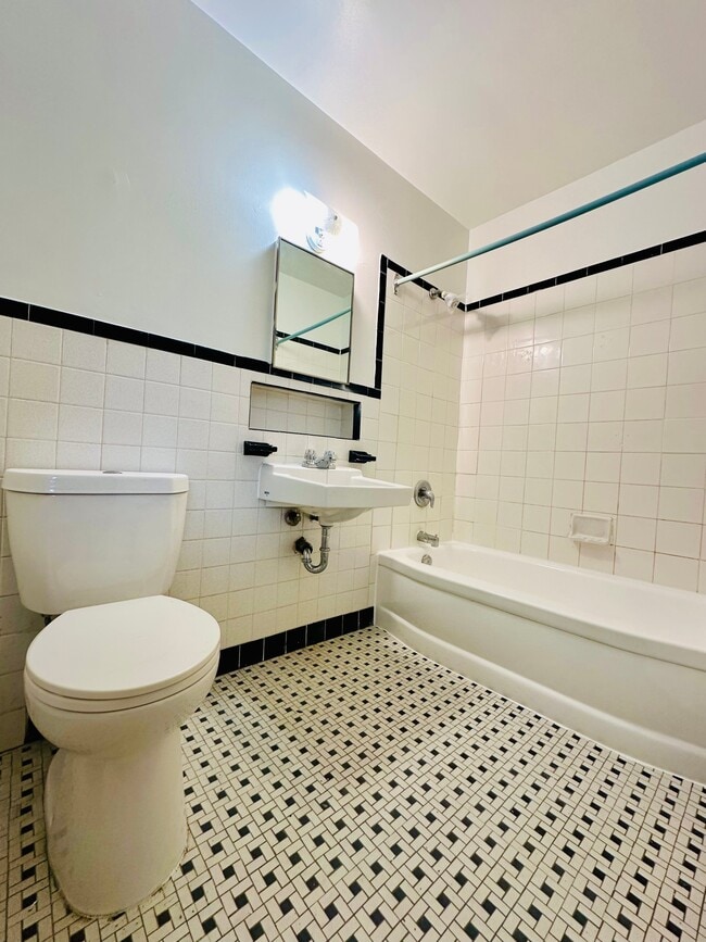 2353 PARKTOWERS APARTMENTS in Mississauga, ON - Building Photo - Building Photo