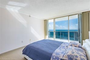 16829 Collins Ave in Sunny Isles Beach, FL - Foto de edificio - Building Photo