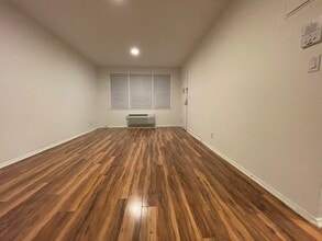 215 W Broadway, Unit M2 in Long Beach, NY - Foto de edificio - Building Photo