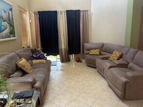 947 NW Leonardo Cir in Port St. Lucie, FL - Foto de edificio - Building Photo