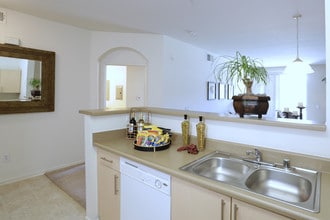 La Jolla Crossroads Apartments in San Diego, CA - Building Photo - Building Photo