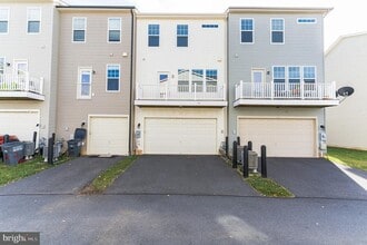 25621 Pleasant Valley Rd in Chantilly, VA - Building Photo - Building Photo