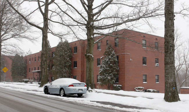 411 Hoodridge Dr in Pittsburgh, PA - Foto de edificio - Building Photo