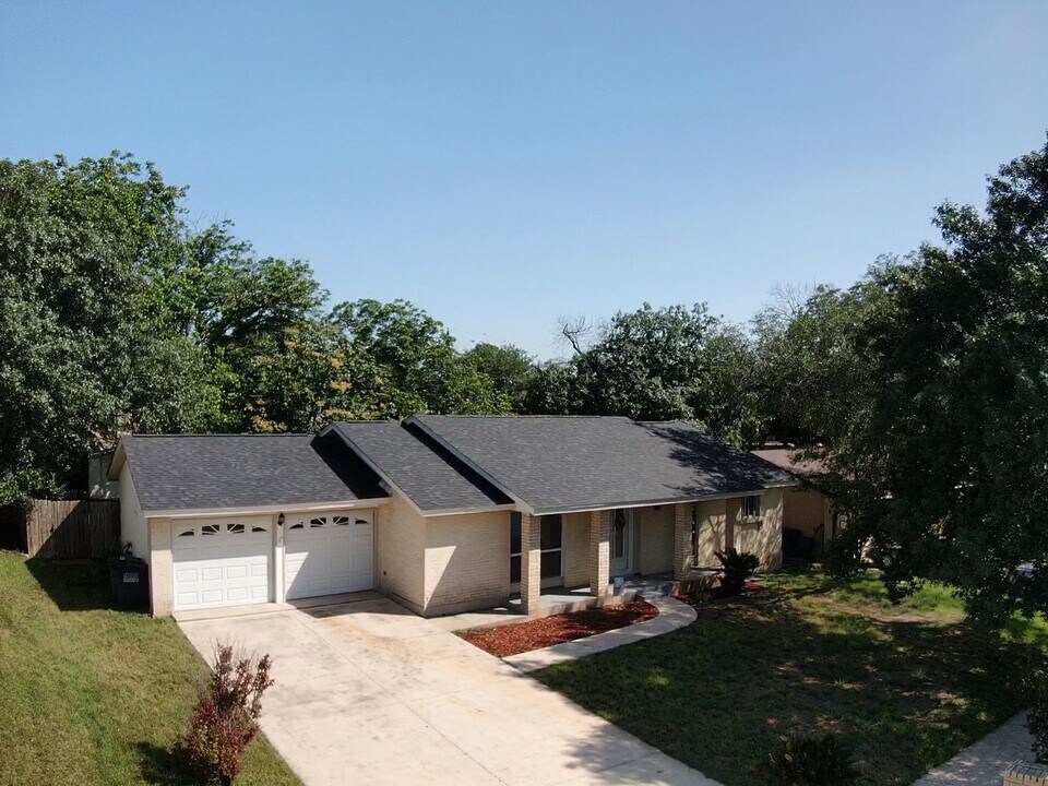5019 Northfield Dr in San Antonio, TX - Foto de edificio
