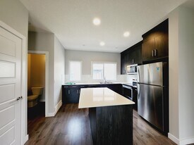 1010 Rabbit Hill Rd SW in Edmonton, AB - Building Photo