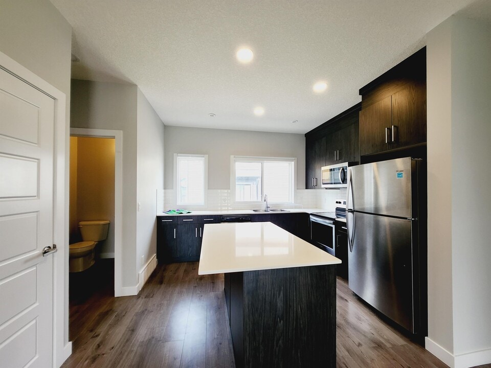 1010 Rabbit Hill Rd SW in Edmonton, AB - Building Photo