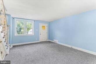 324 W Rively Ave in Glenolden, PA - Foto de edificio - Building Photo