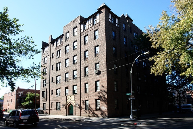 Magnolia Court in Flushing, NY - Foto de edificio - Building Photo