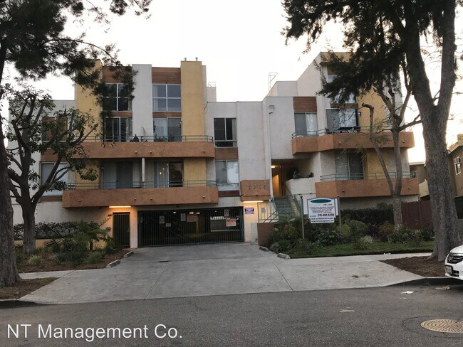 3715 S Canfield Ave-Unit -Apt. 205 in Los Angeles, CA - Building Photo - Building Photo