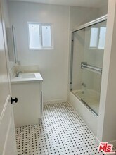 5722 1/2 S Manhattan Pl in Los Angeles, CA - Building Photo - Building Photo