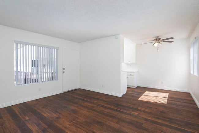 Twin Oaks Apartments in Chula Vista, CA - Building Photo - Building Photo