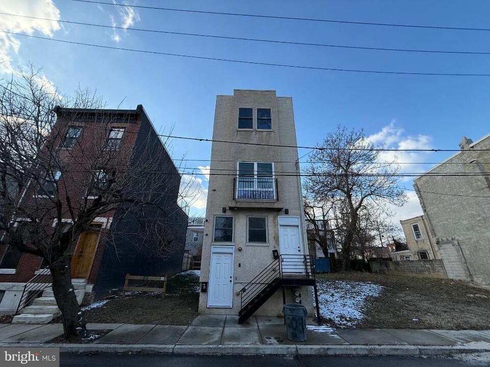 2034 N Woodstock St in Philadelphia, PA - Building Photo