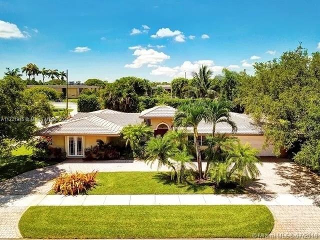 8740 SW 87th St in Miami, FL - Foto de edificio