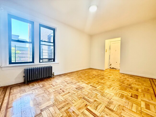 2978 E 196th St in Bronx, NY - Building Photo - Building Photo