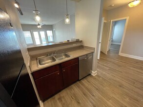 Room in Condo on Crossing Pl in Austin, TX - Building Photo - Building Photo