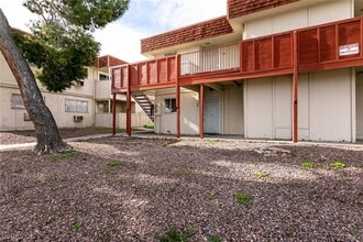 5404 S Swenson St in Las Vegas, NV - Building Photo - Building Photo