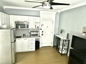 124 Mendoza Ave in Coral Gables, FL - Foto de edificio - Building Photo