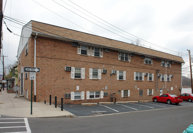 136 S Main St in New Hope, PA - Foto de edificio - Building Photo