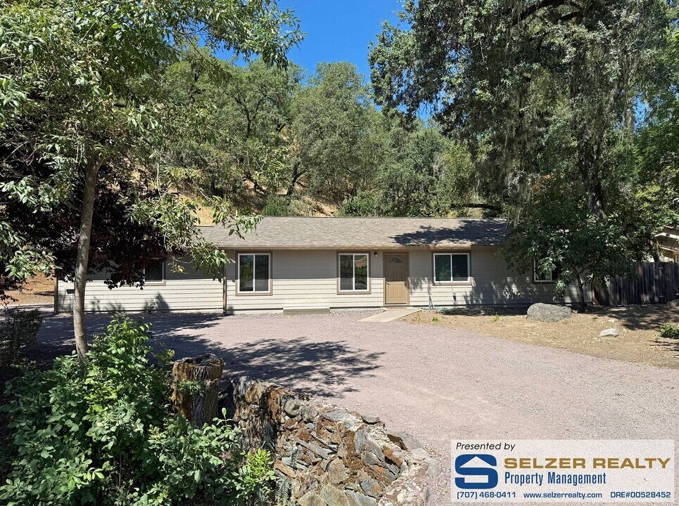2052 McNab Ranch Rd in Ukiah, CA - Building Photo