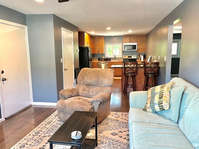 5455 N Main St, Unit 4F in Fall River, MA - Foto de edificio - Building Photo