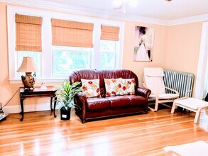 340 Common St, Unit 2 in Belmont, MA - Foto de edificio - Building Photo