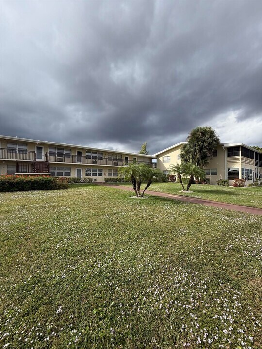 151 Andover F in West Palm Beach, FL - Building Photo