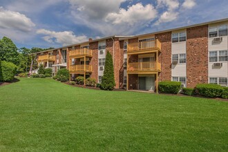 Parkview Apartments in Naugatuck, CT - Foto de edificio - Building Photo