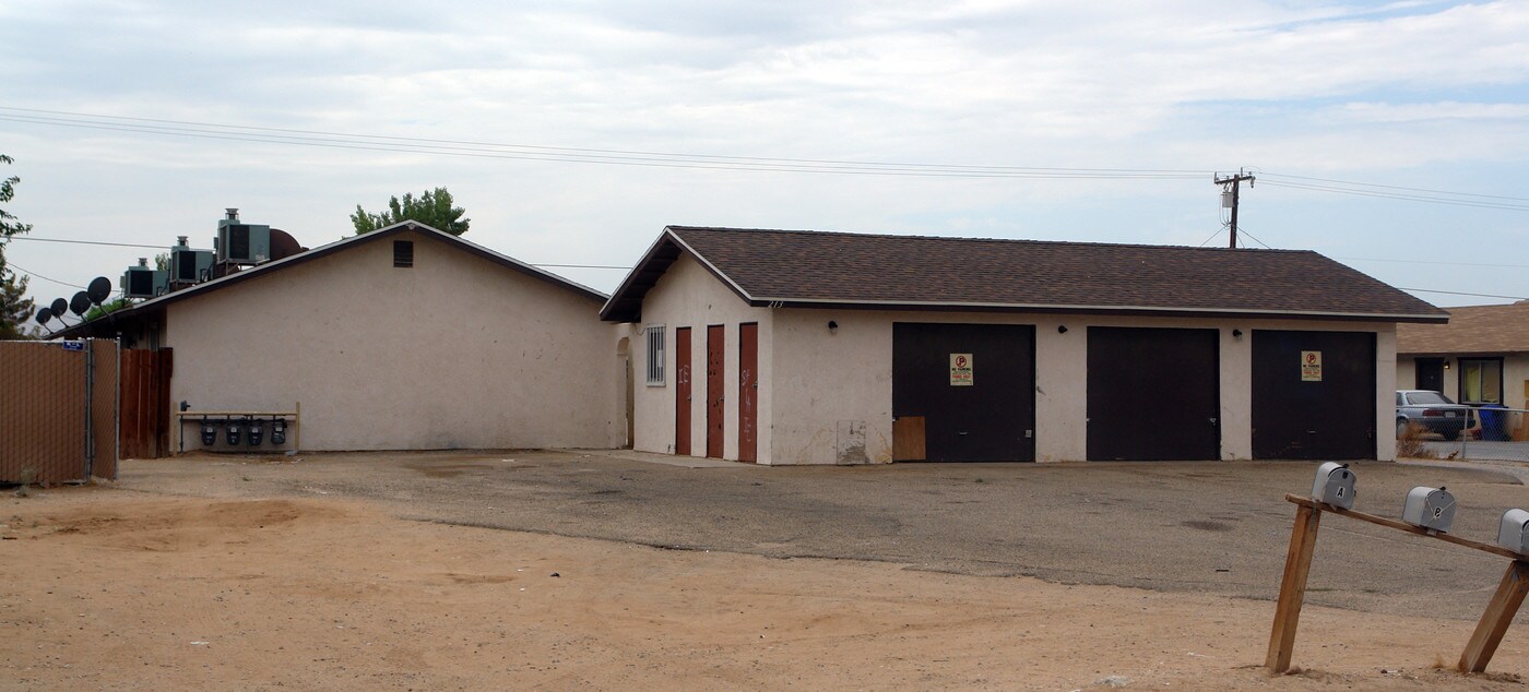 21213 Nisqually Rd in Apple Valley, CA - Foto de edificio