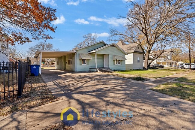 property at 907 NW Main St