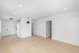 815 NE 5th St in Hallandale Beach, FL - Building Photo - Building Photo
