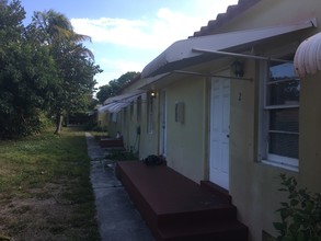 2238 Van Buren St in Hollywood, FL - Foto de edificio - Building Photo