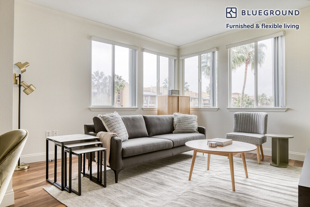 5710 Crescent Park E, Unit FL3-ID991 in Los Angeles, CA - Building Photo