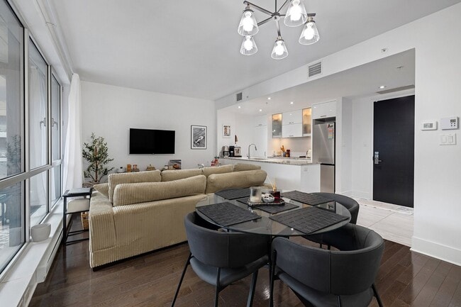 901 Rue de la Commune E in Montréal, QC - Building Photo - Building Photo