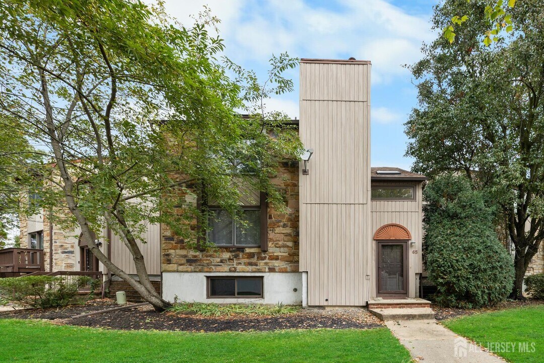 65 Diamond Ln in Old Bridge, NJ - Foto de edificio