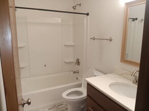 117 Hilly Oak Dr in Delafield, WI - Foto de edificio - Building Photo