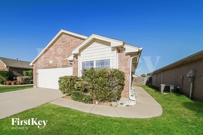 6412 Regina Dr in Fort Worth, TX - Foto de edificio - Building Photo