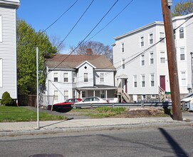 295-297 Crescent St in Waltham, MA - Foto de edificio - Building Photo