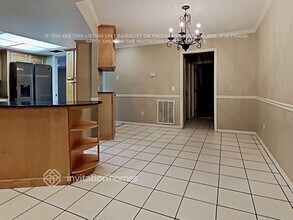 9102 Regents Park Dr in Tampa, FL - Foto de edificio - Building Photo