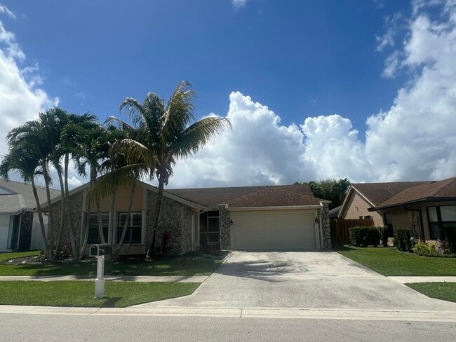 21023 Rustlewood Ave in Boca Raton, FL - Building Photo - Building Photo